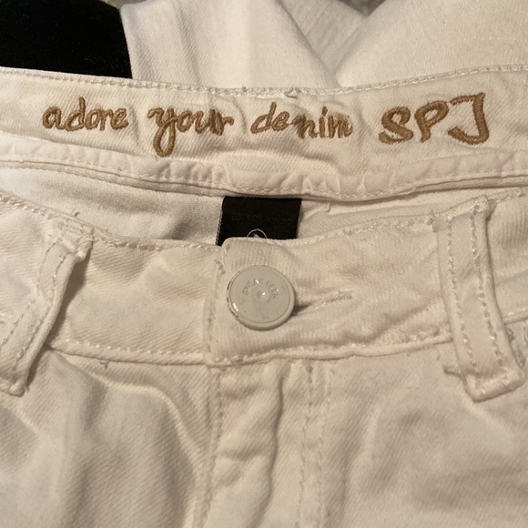 Size 9/23 cropped Women’s white (adore your denim SPJ)  distressed jeans Frayed - Picture 7 of 9